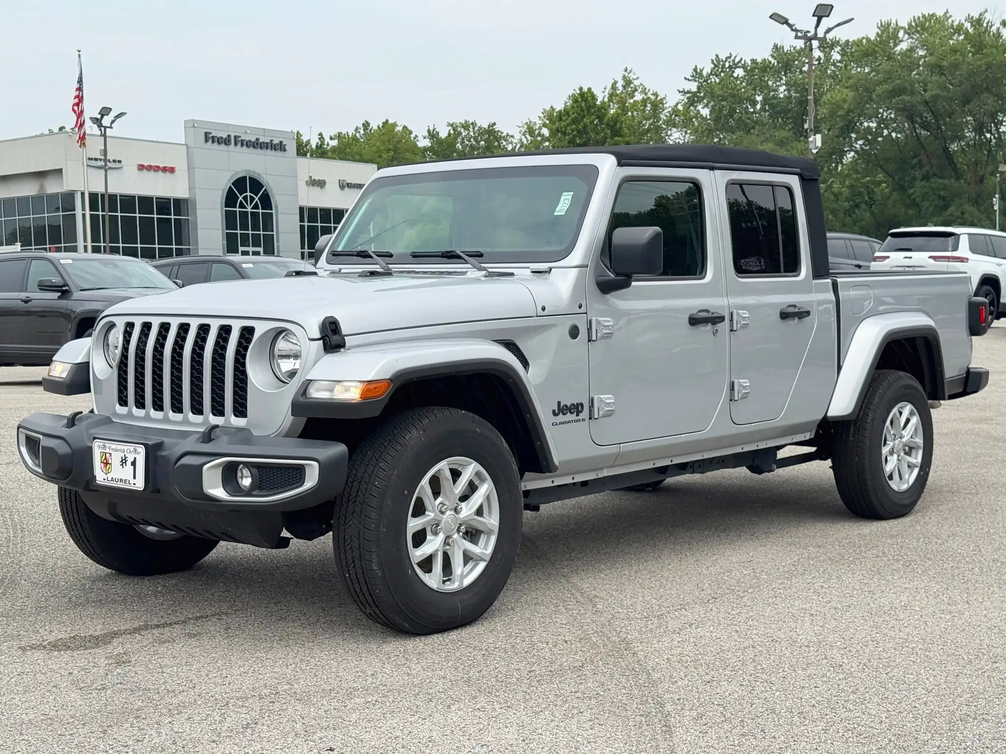 2023 Jeep Gladiator Sport S's photo