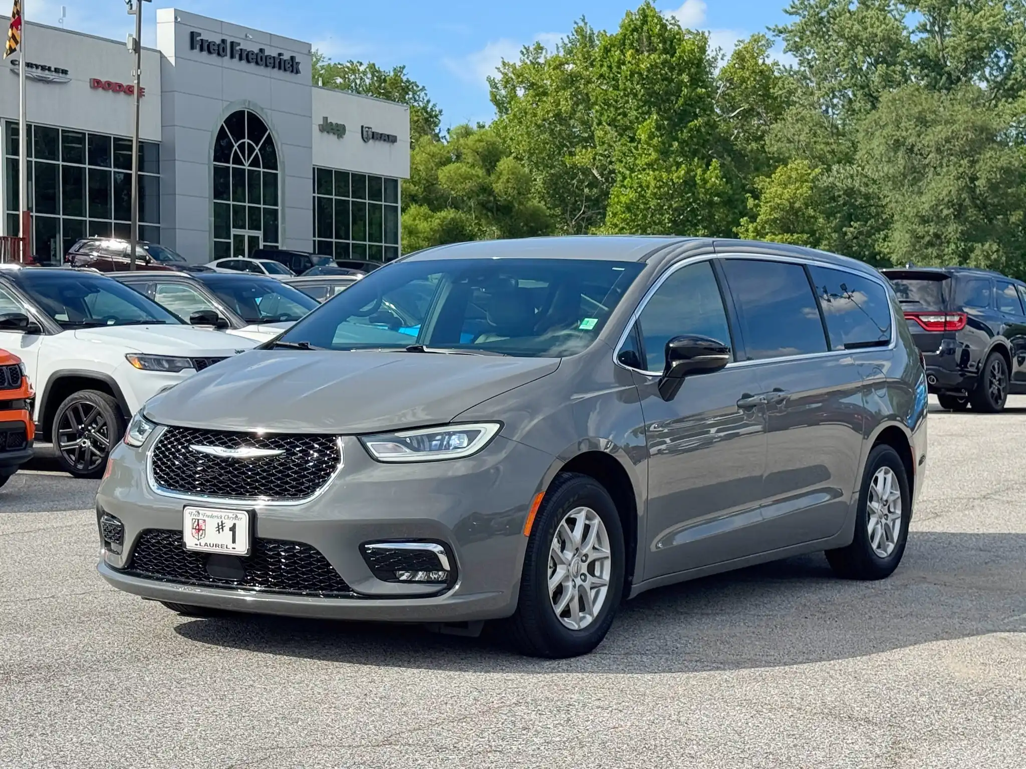 2025 Chrysler Pacifica Select's photo