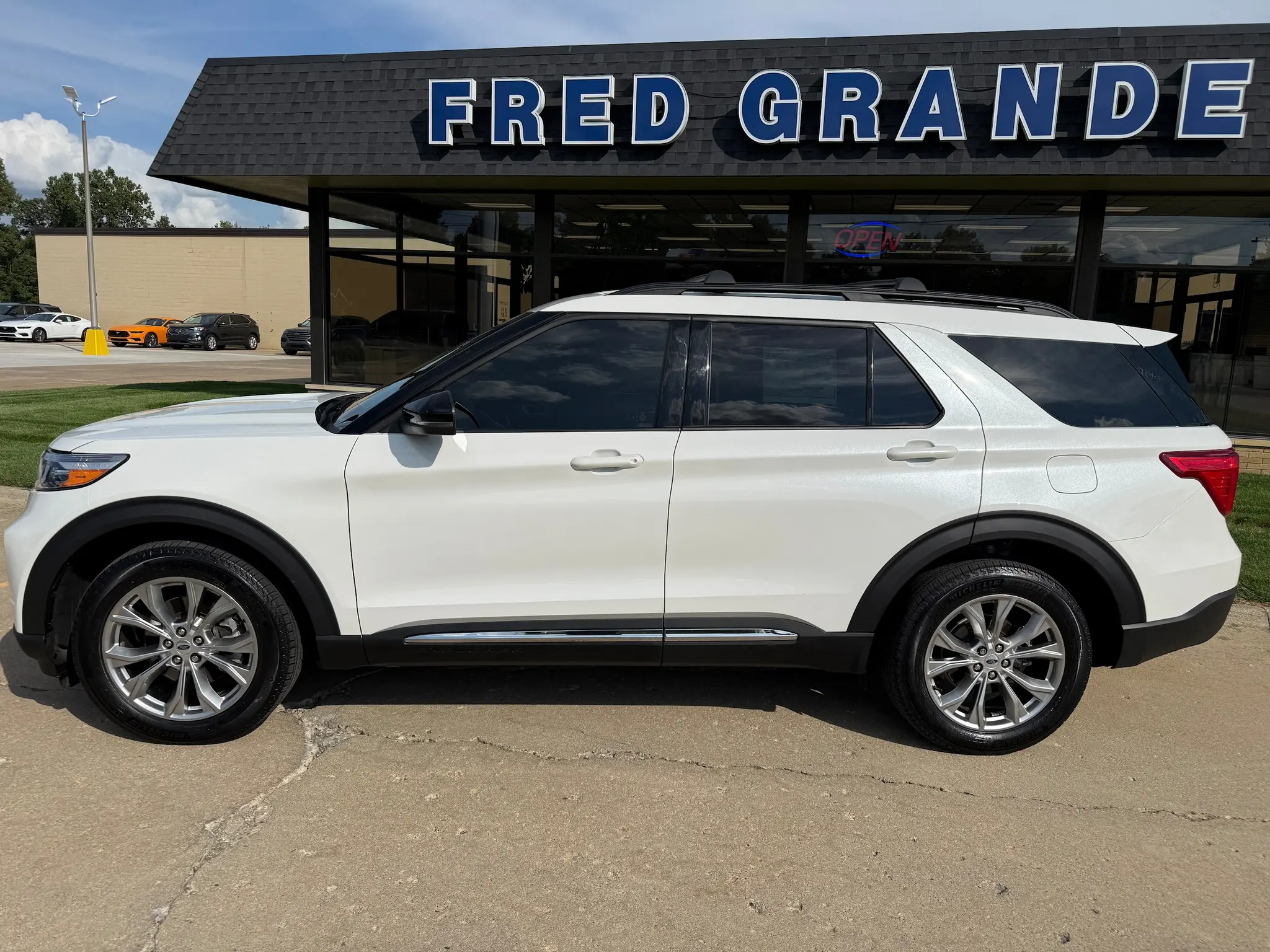 2024 Ford Explorer XLT 4WD photo 3