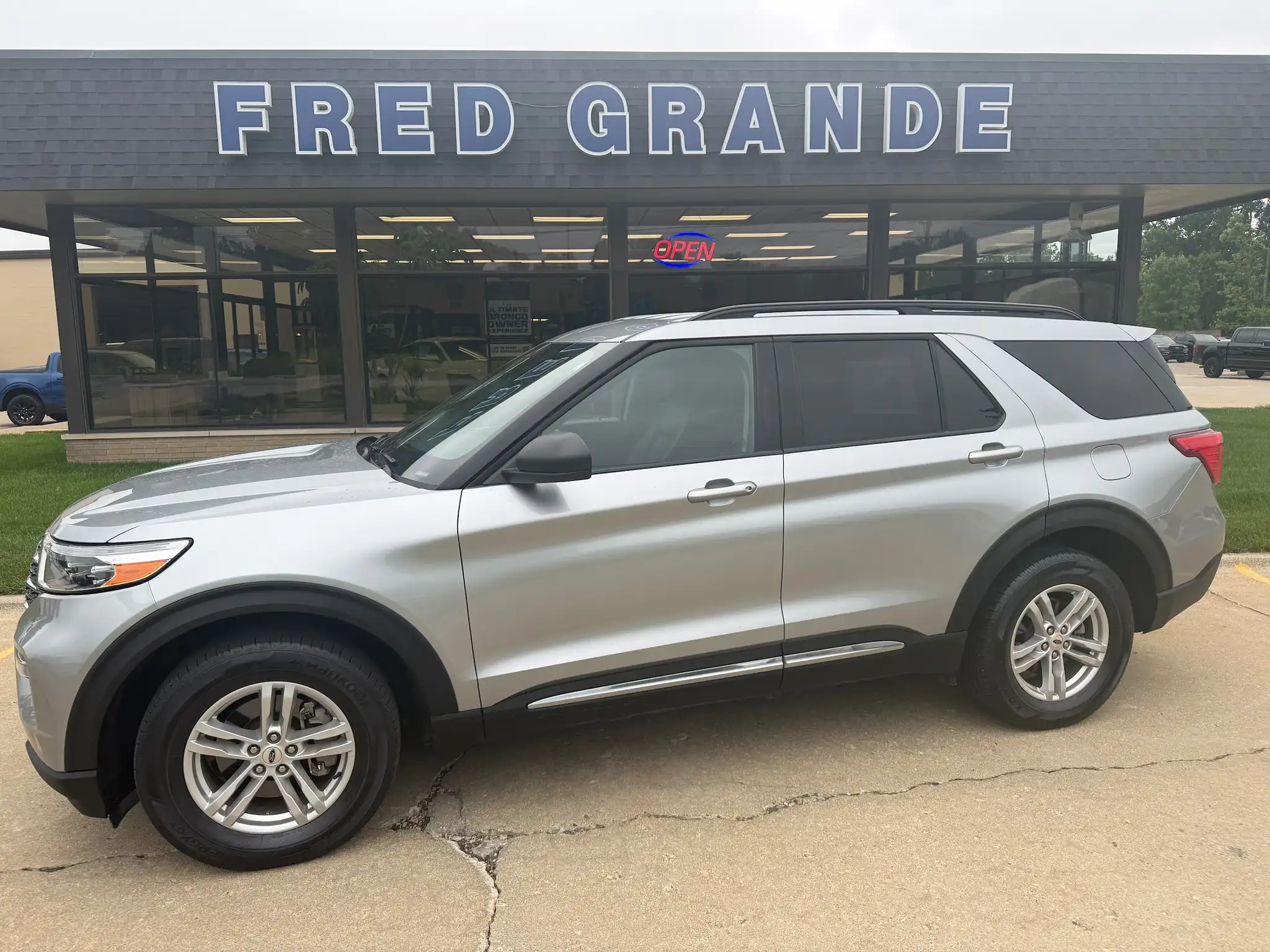 2023 Ford Explorer XLT 4WD's photo