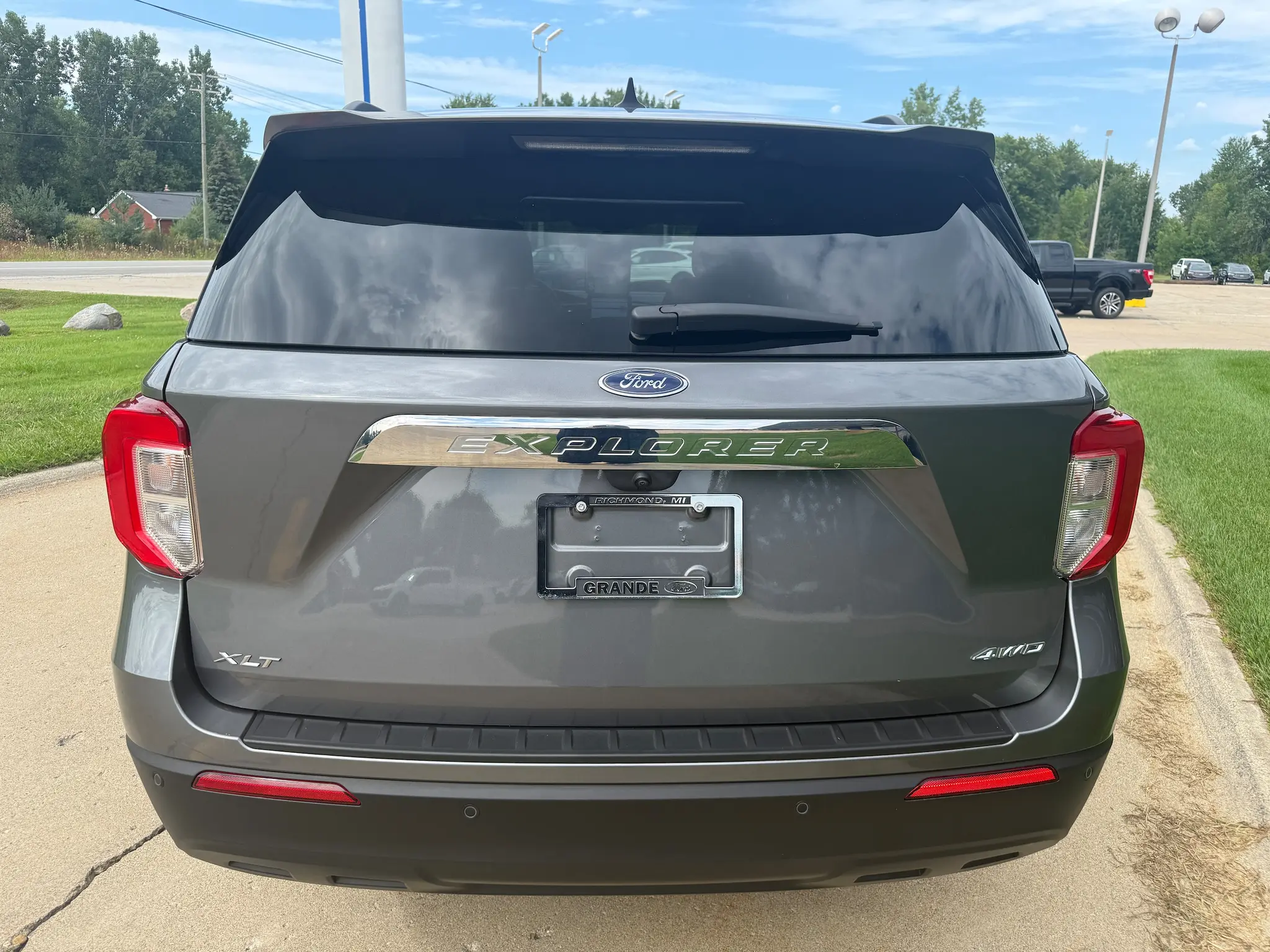 2024 Ford Explorer XLT 4WD photo 4
