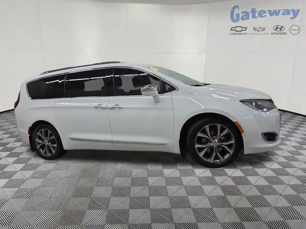 2018 Chrysler Pacifica Limited's photo