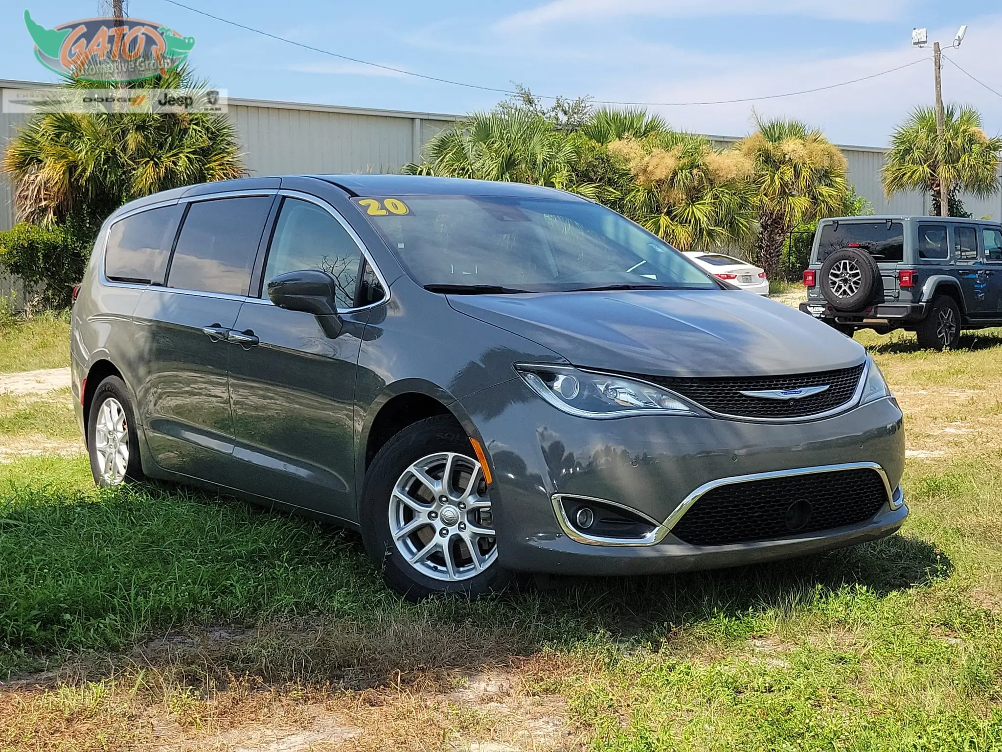 2020 Chrysler Pacifica Touring's photo