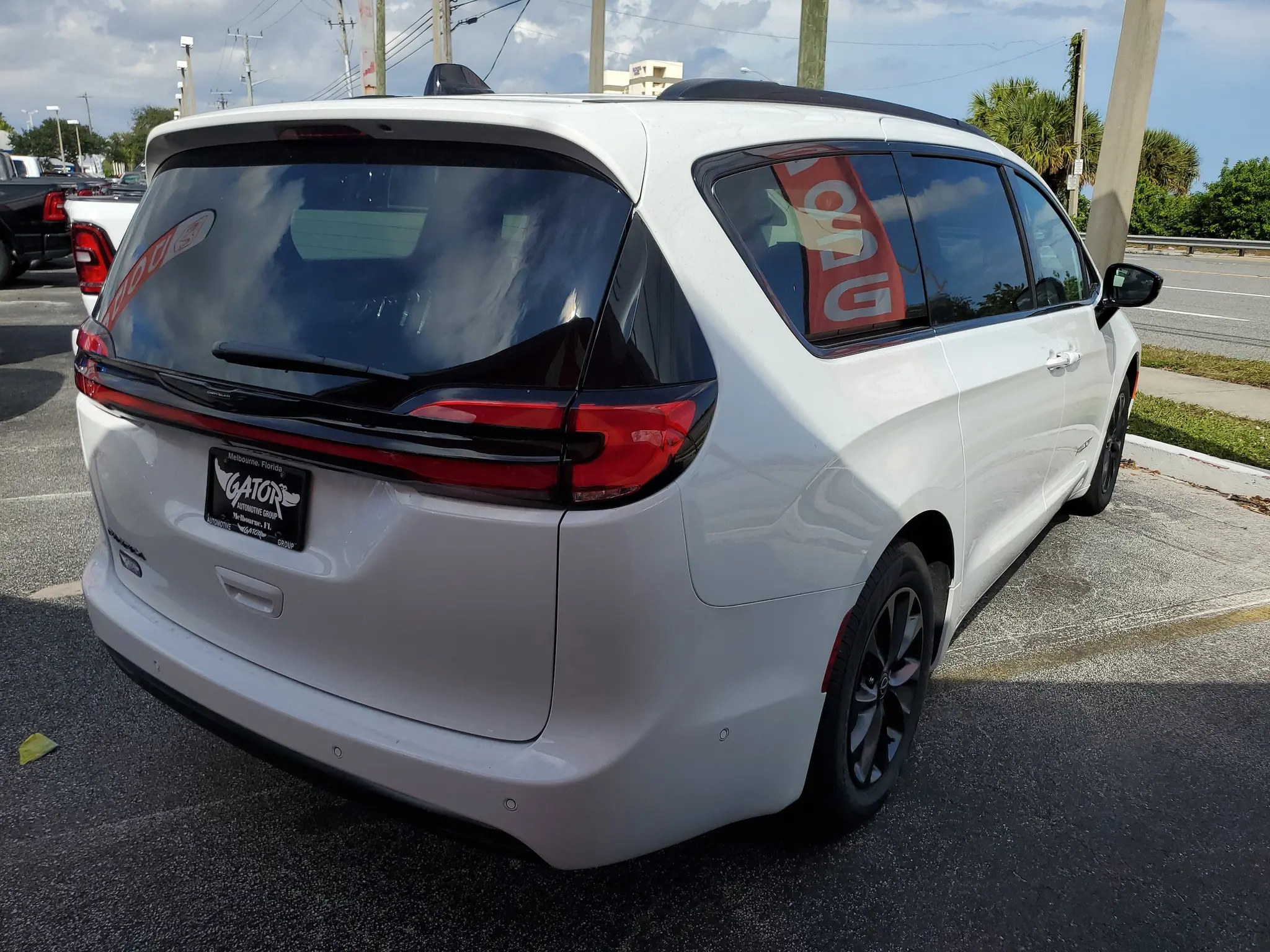 2025 Chrysler Pacifica Select photo 3