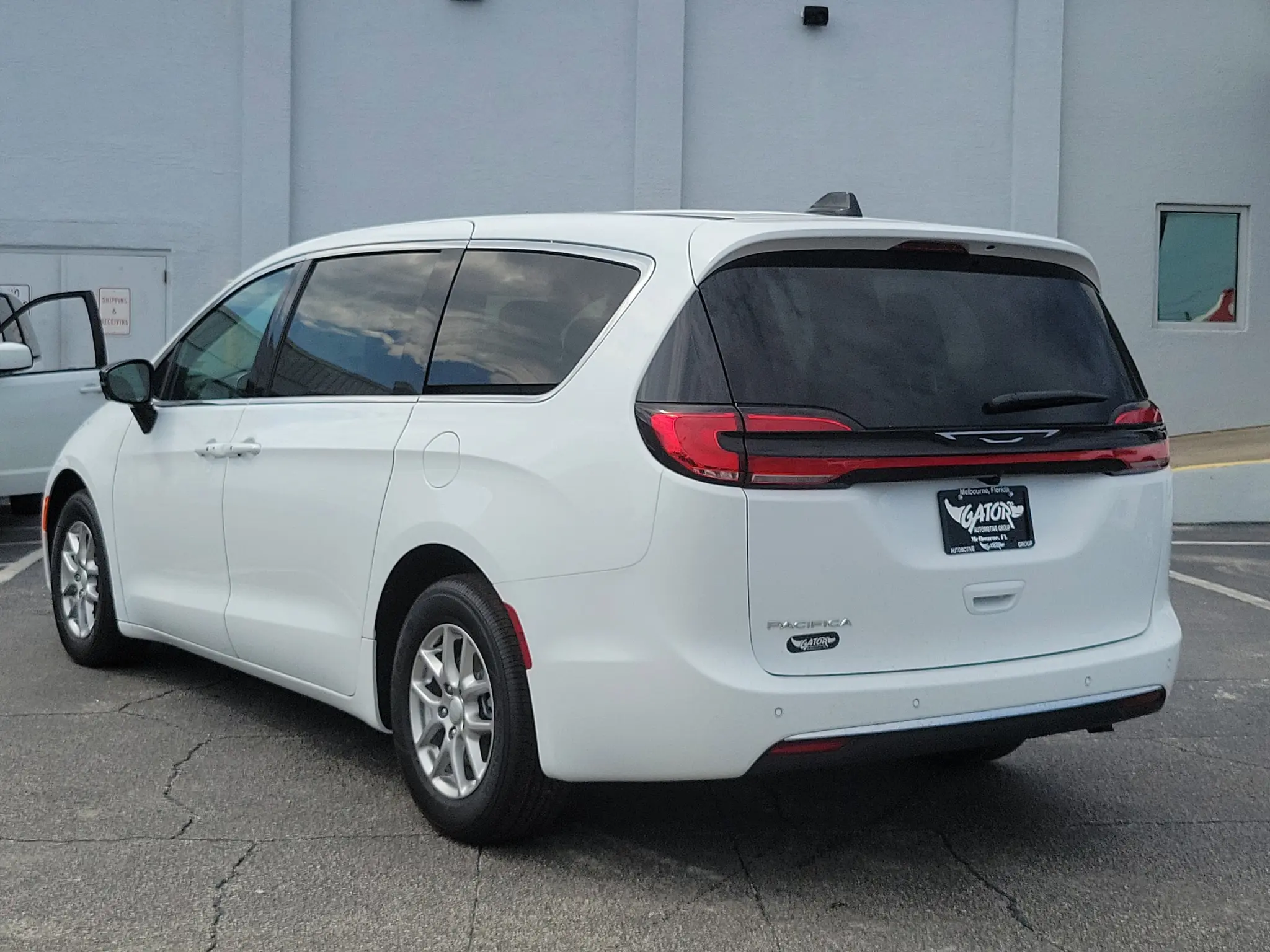 2027 Chrysler Pacifica Select photo 3