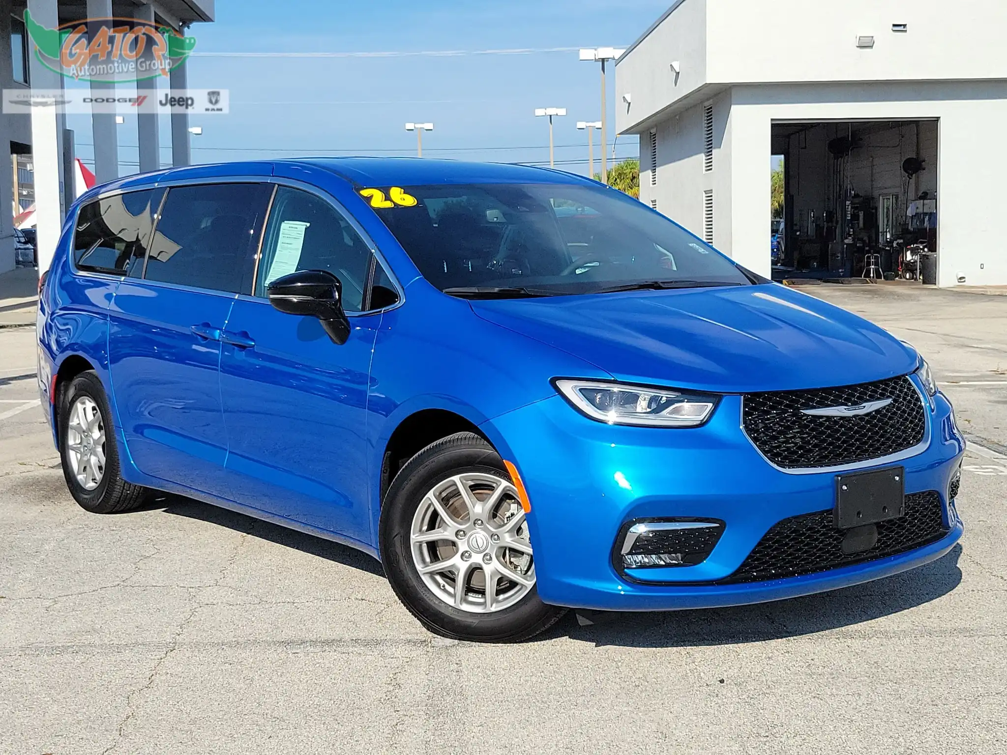 2026 Chrysler Pacifica Select's photo