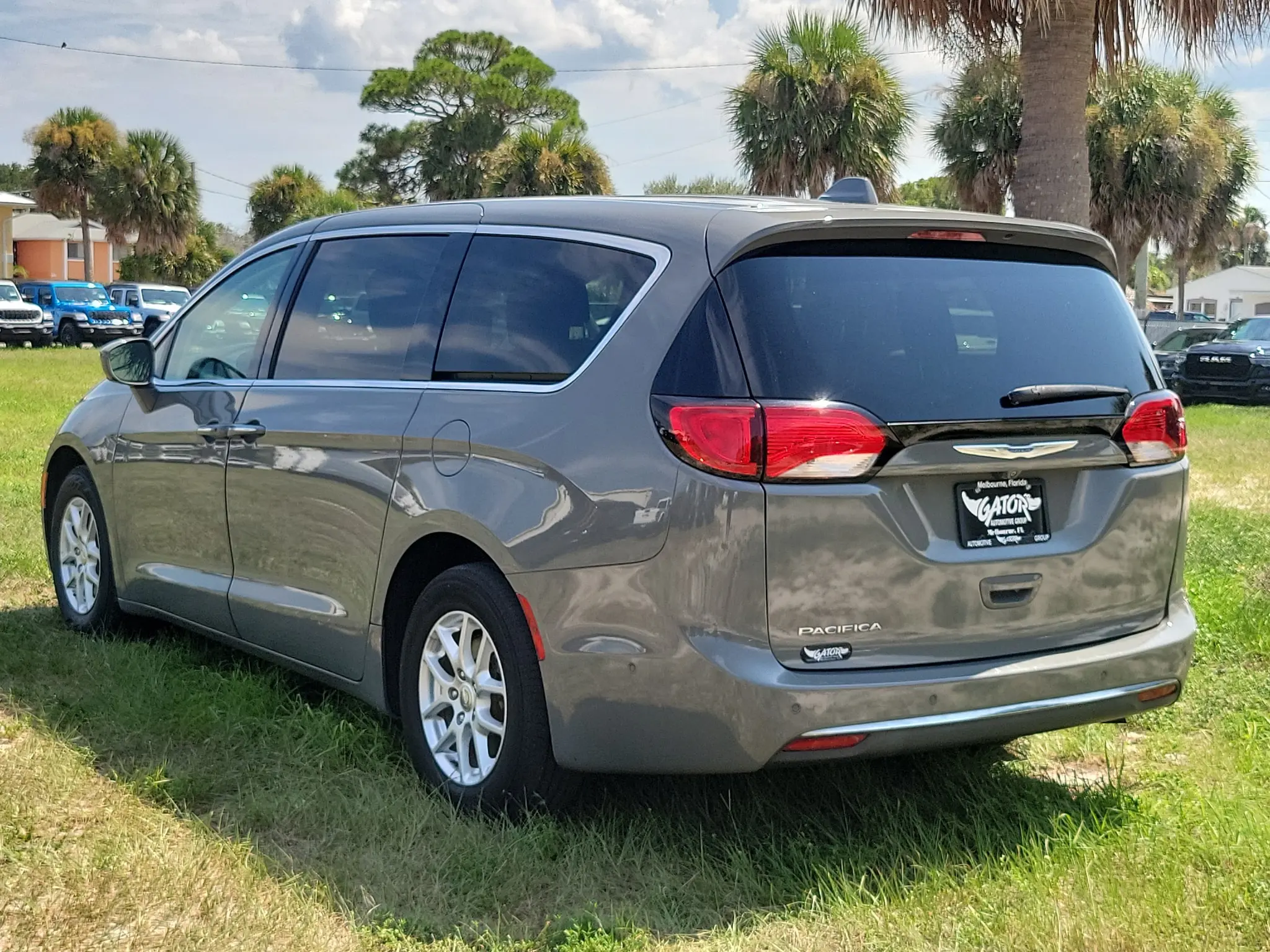 2020 Chrysler Pacifica Touring photo 3