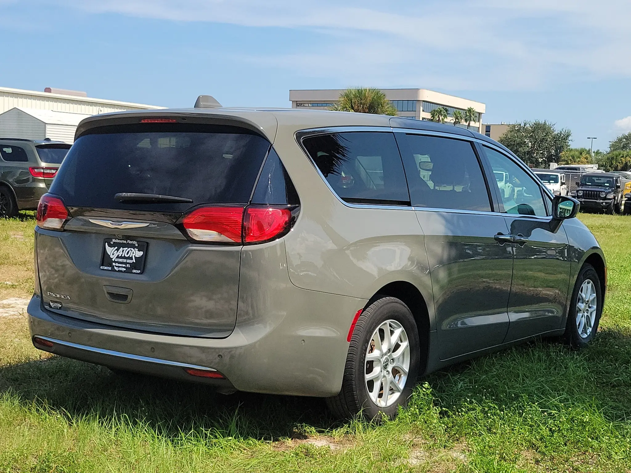 2020 Chrysler Pacifica Touring photo 4