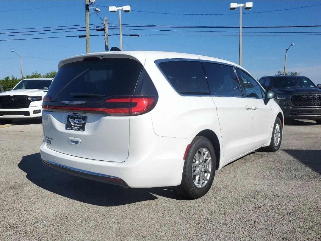 2025 Chrysler Pacifica Select photo 4