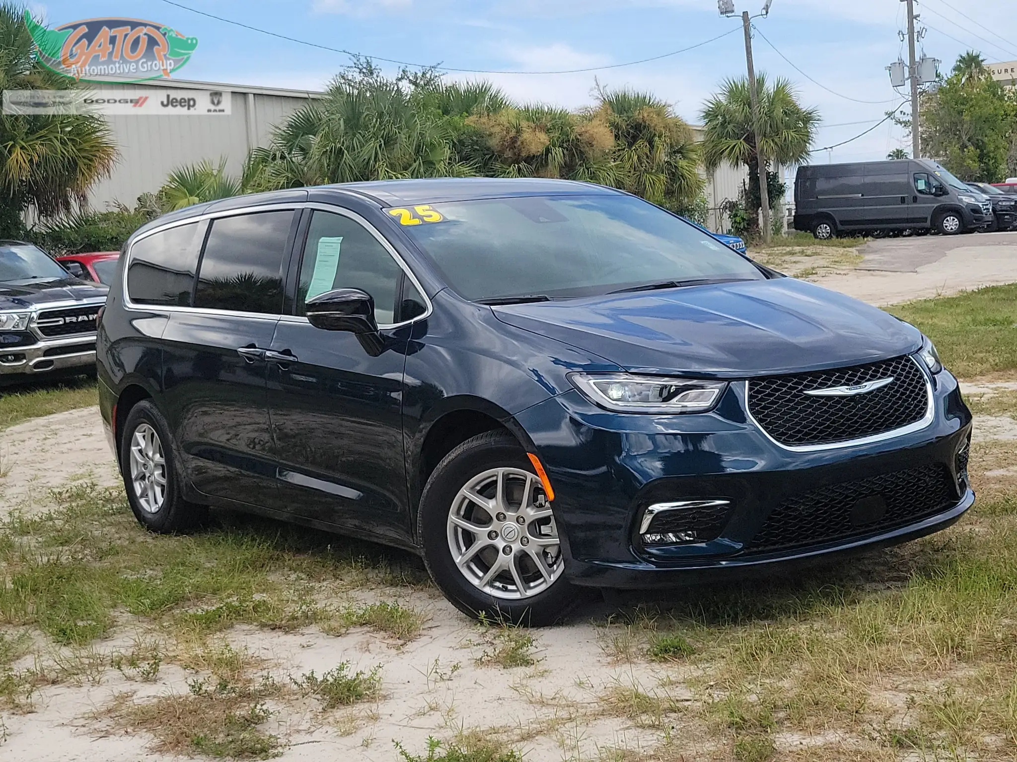 2025 Chrysler Pacifica Select photo 1