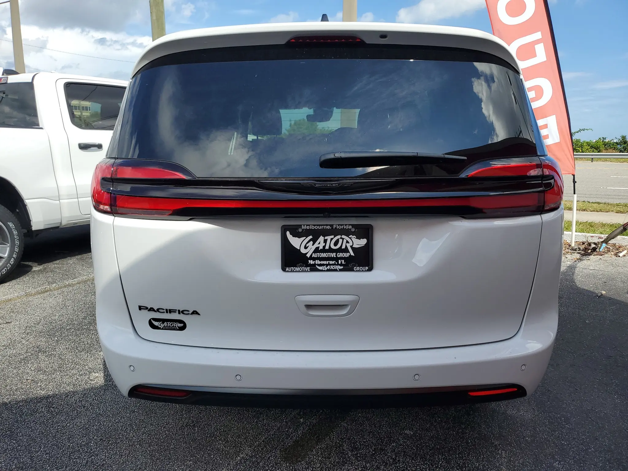 2025 Chrysler Pacifica Select photo 4