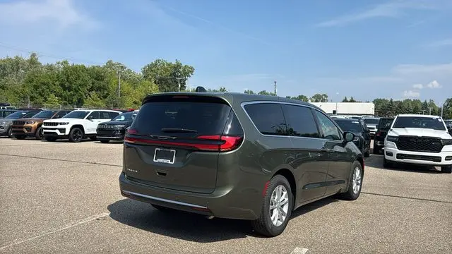 2027 Chrysler Pacifica Select photo 5