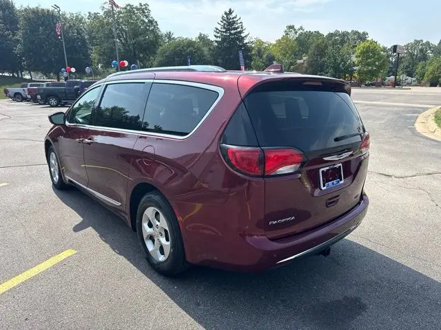 2017 Chrysler Pacifica Touring L Plus photo 5