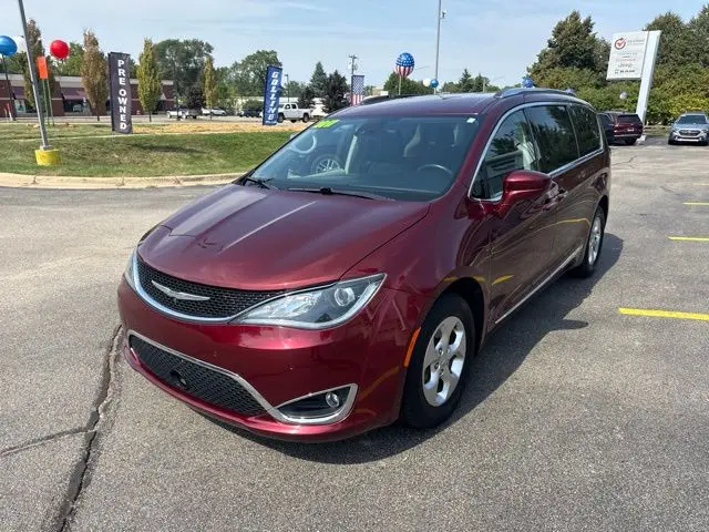 2017 Chrysler Pacifica Touring L Plus photo 3