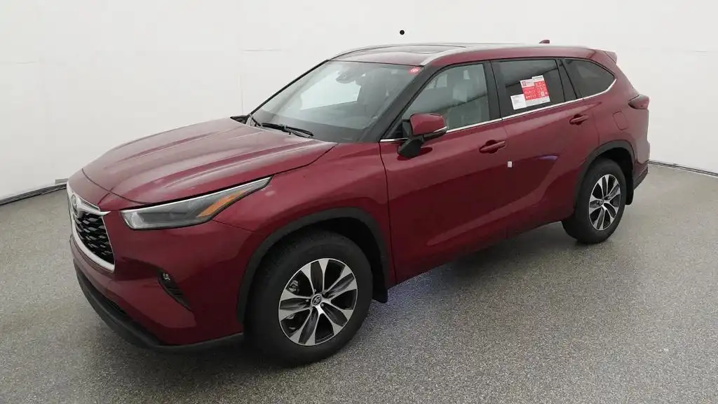 2026 Toyota Highlander XLE AWD's photo