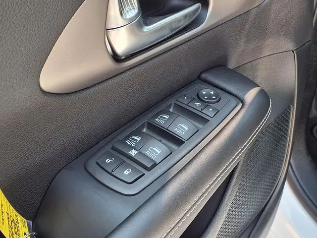 2027 Chrysler Pacifica Limited photo 4