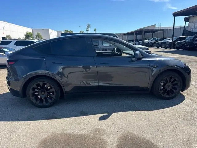 2024 Tesla Model Y Long Range RWD photo 4