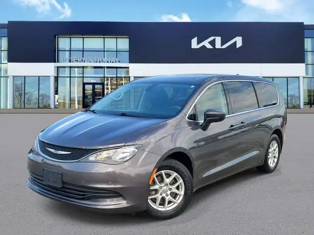 2017 Chrysler Pacifica Touring's photo