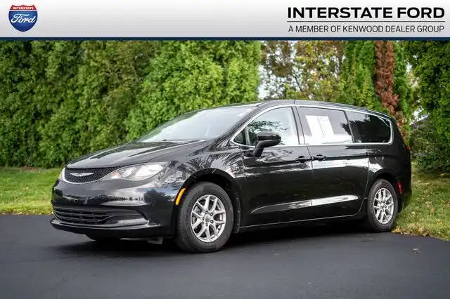 2017 Chrysler Pacifica Touring's photo