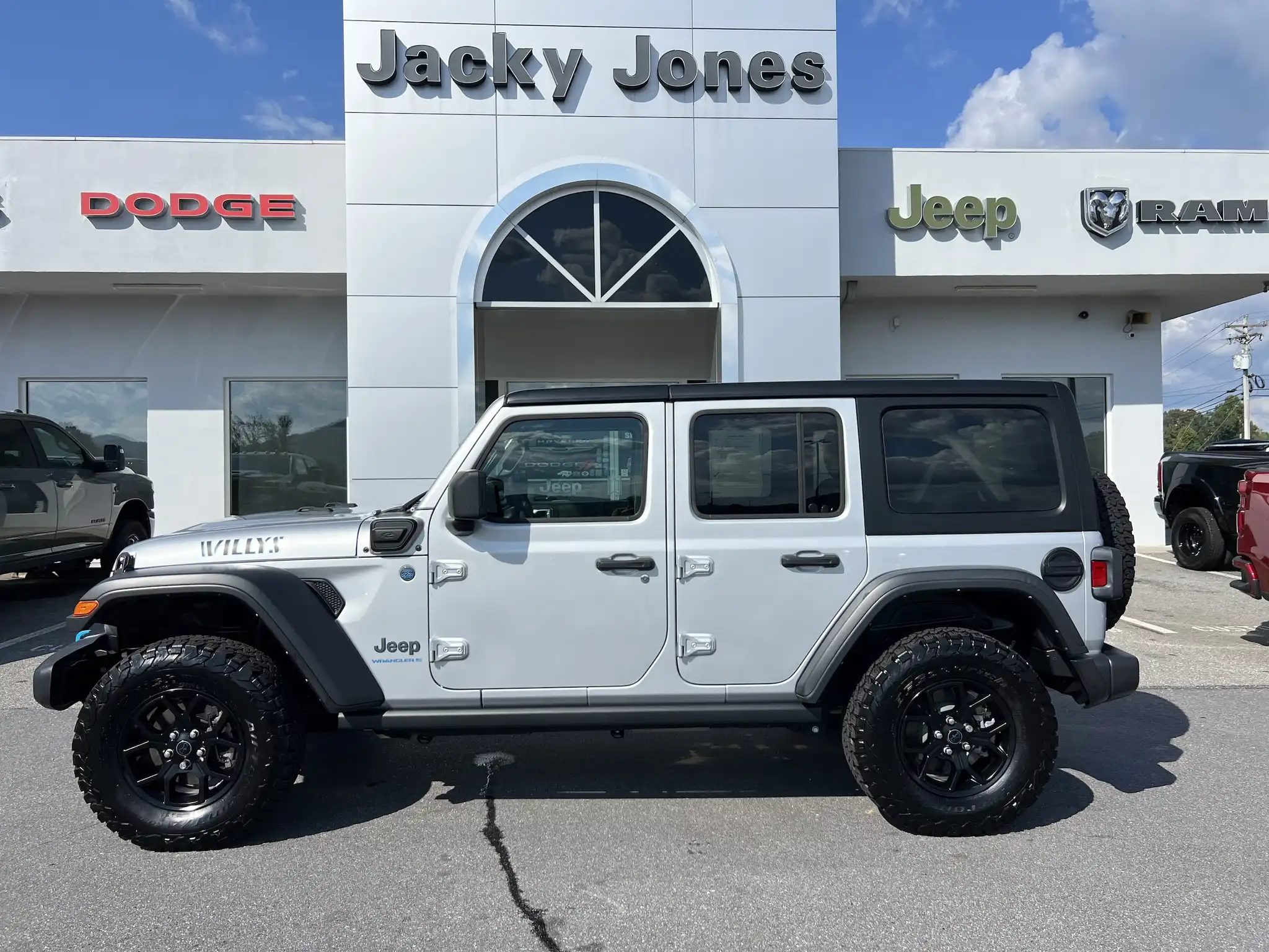 2024 Jeep Wrangler 4xe Willys 4xe's photo