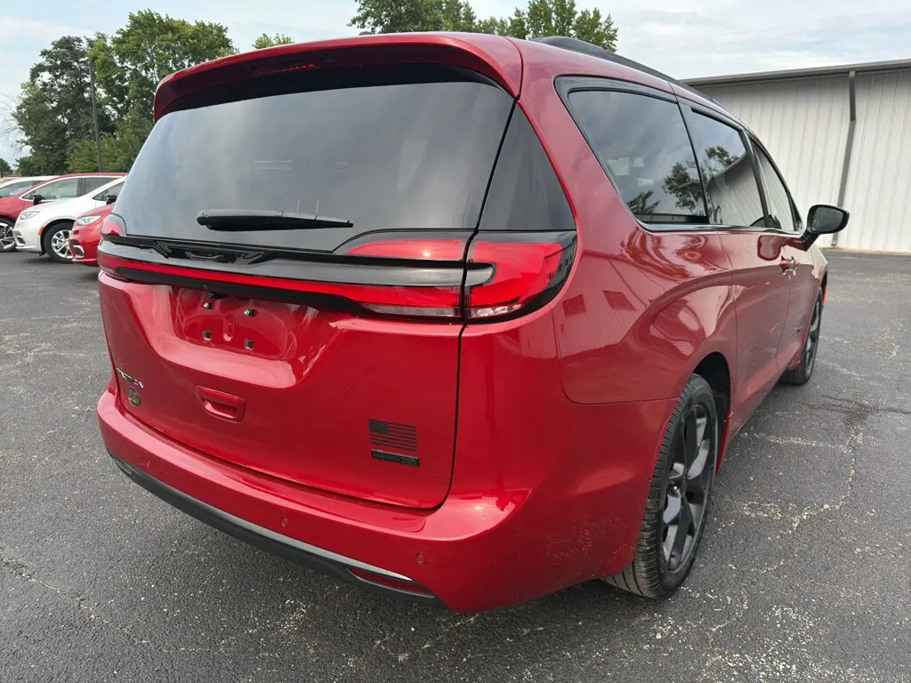 2027 Chrysler Pacifica Select photo 5