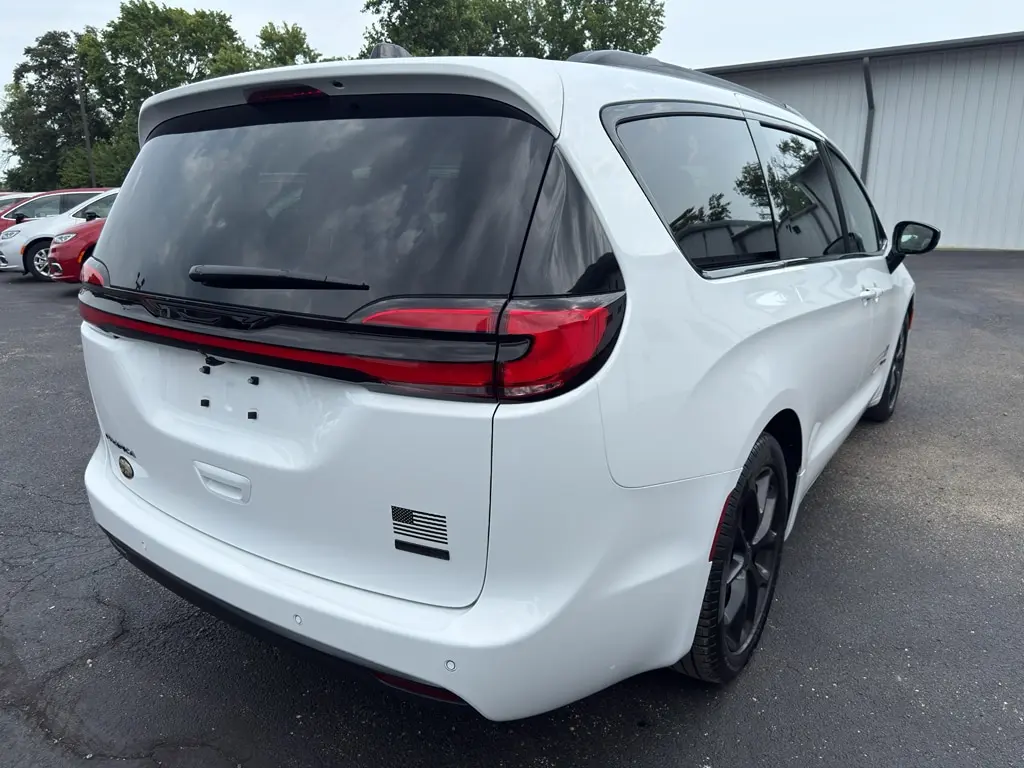 2027 Chrysler Pacifica Select photo 5