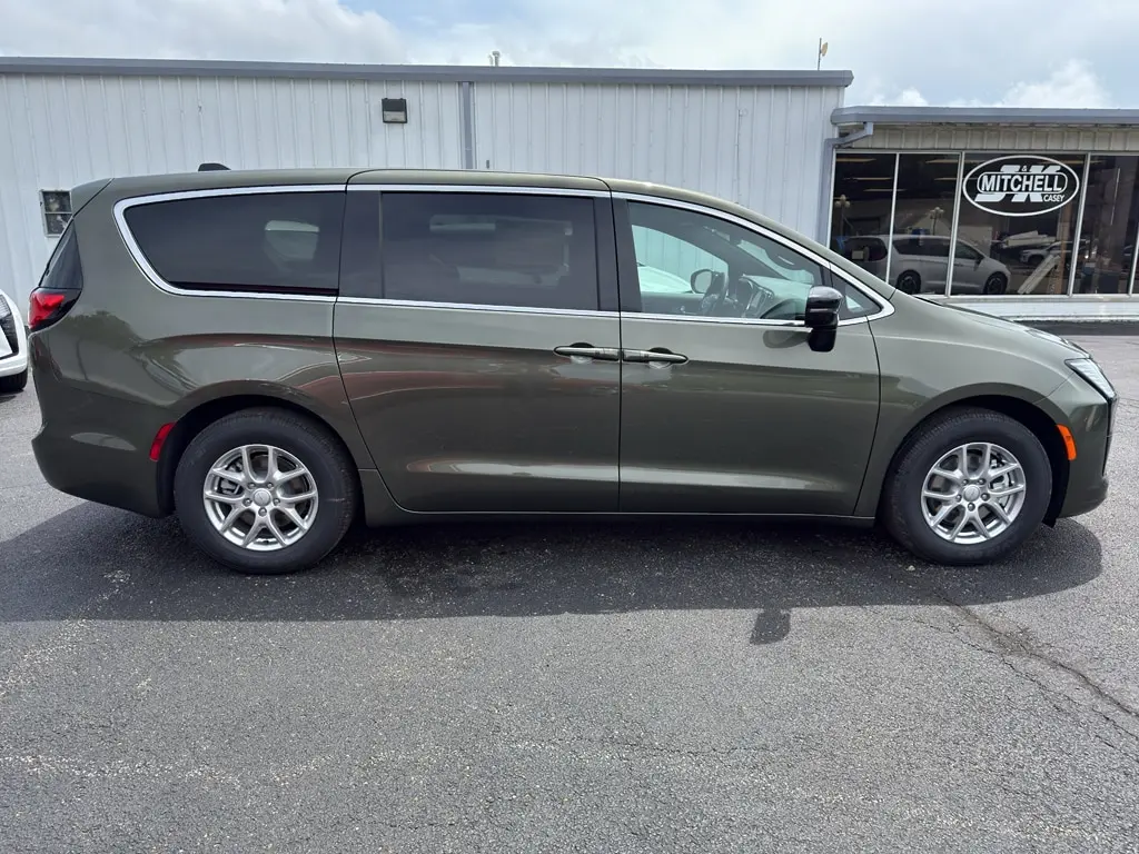 2027 Chrysler Pacifica Select photo 4