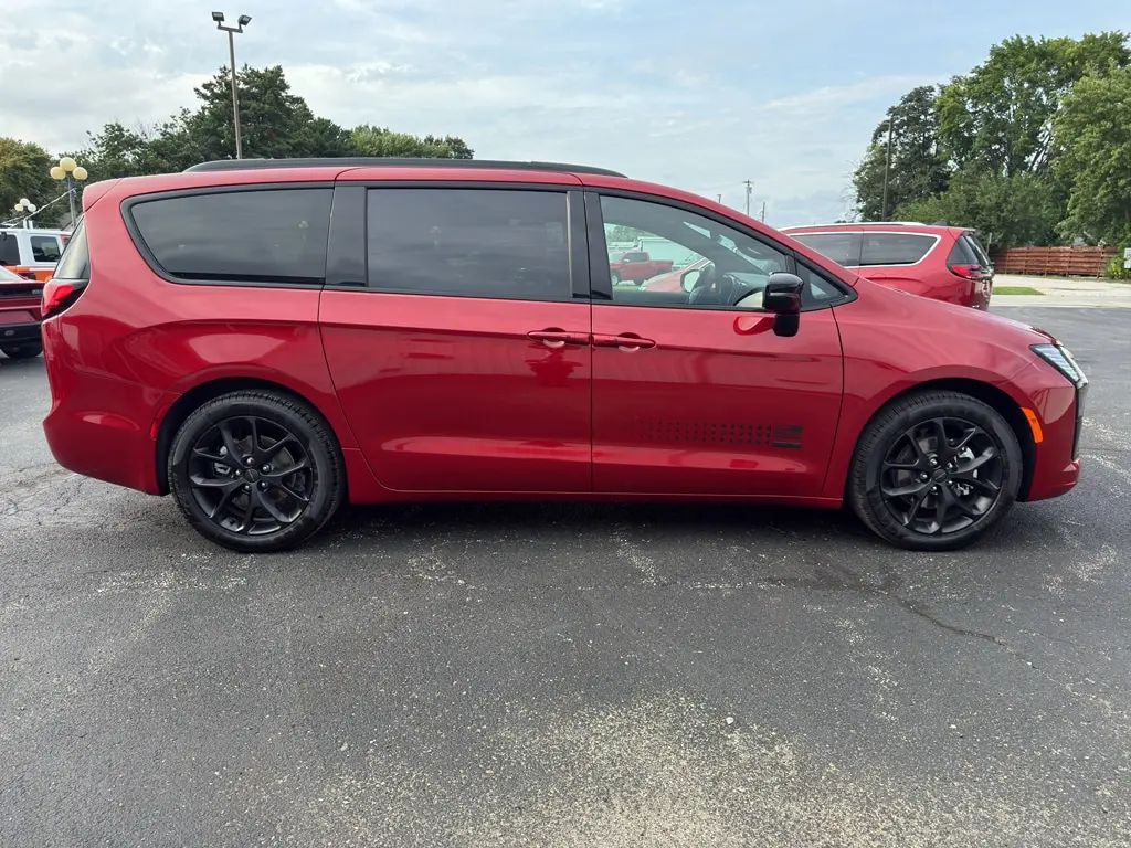 2027 Chrysler Pacifica Select photo 4