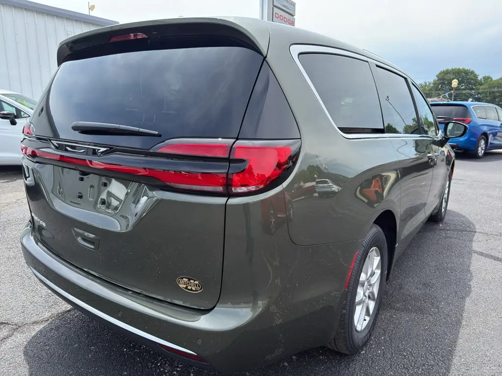 2027 Chrysler Pacifica Select photo 5