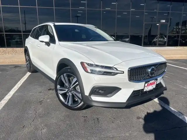 2026 Volvo V60 Cross Country B5 Plus AWD's photo