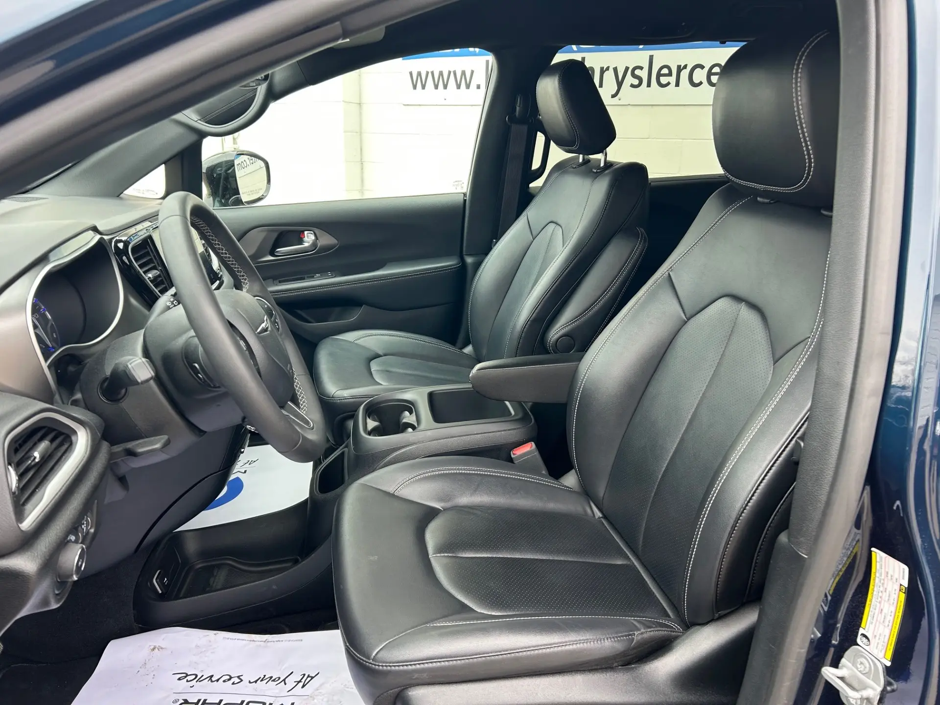 2025 Chrysler Pacifica Select photo 5