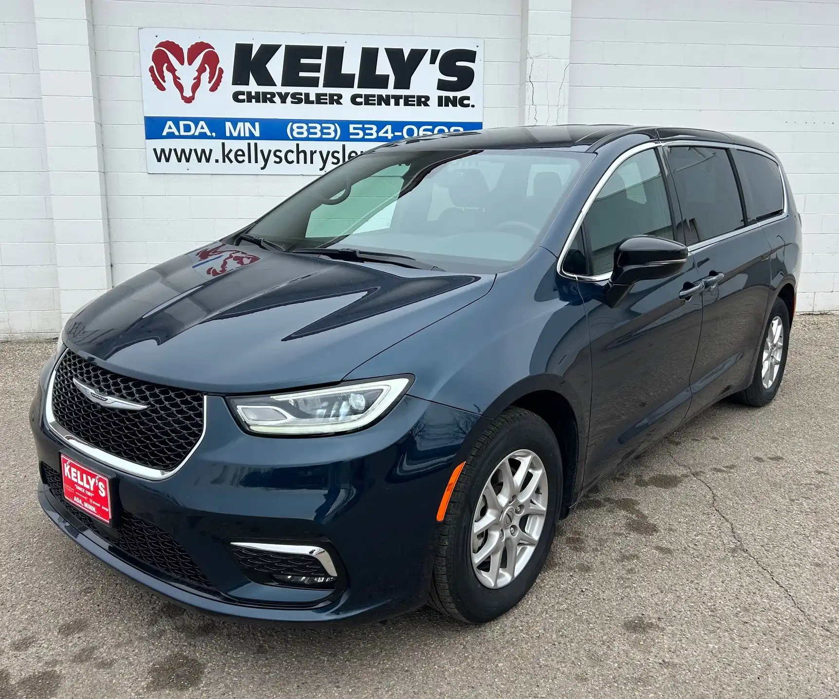 2025 Chrysler Pacifica Select's photo
