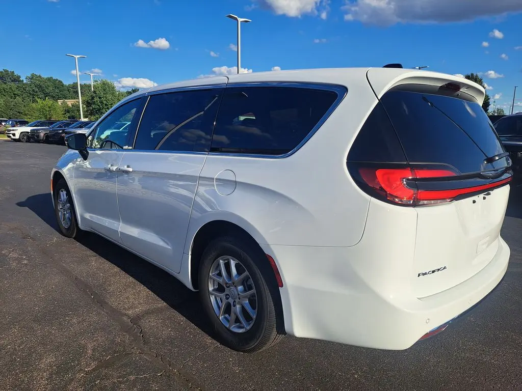 2026 Chrysler Pacifica Select photo 5