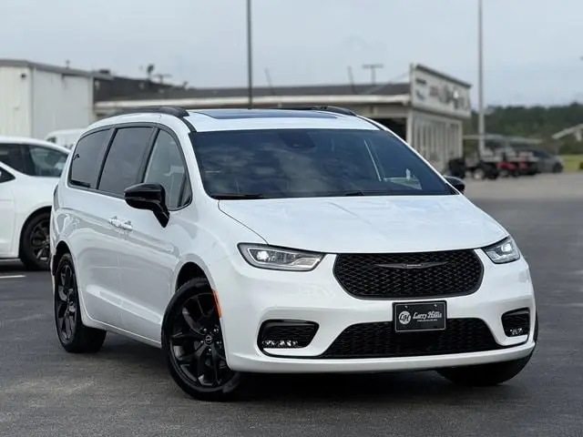 2026 Chrysler Pacifica Select photo 3