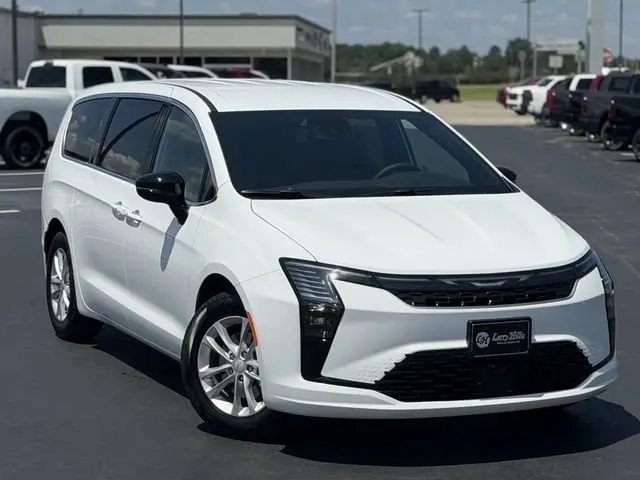 2027 Chrysler Pacifica Select photo 4
