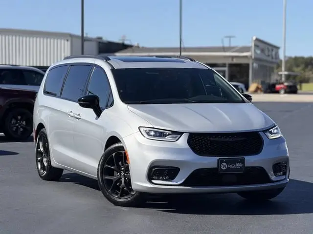 2026 Chrysler Pacifica Select photo 3