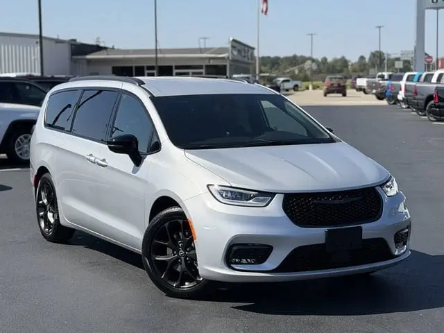 2026 Chrysler Pacifica Select photo 4