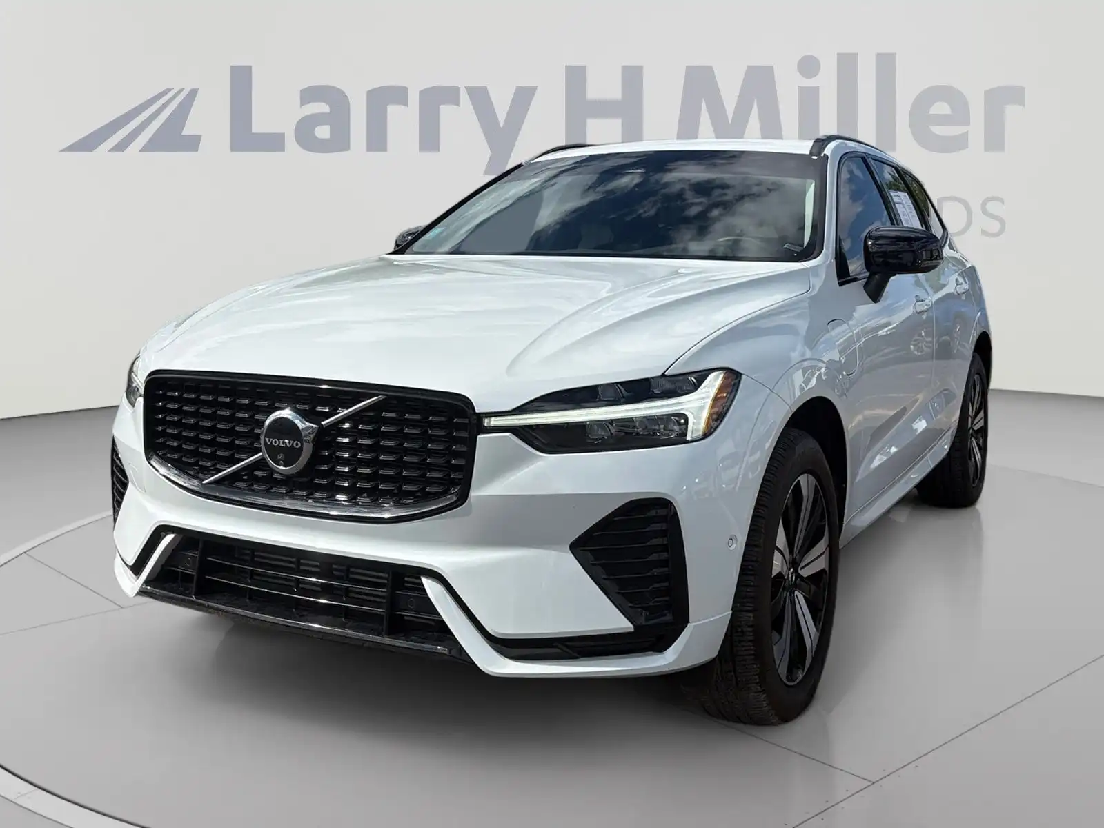 2024 Volvo XC60 T8 Plus Dark Theme AWD's photo