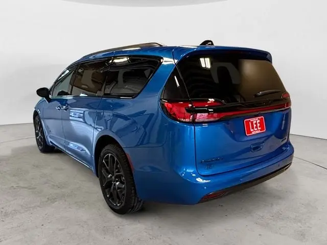 2027 Chrysler Pacifica Select AWD photo 3