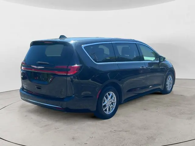 2023 Chrysler Pacifica Touring L photo 5