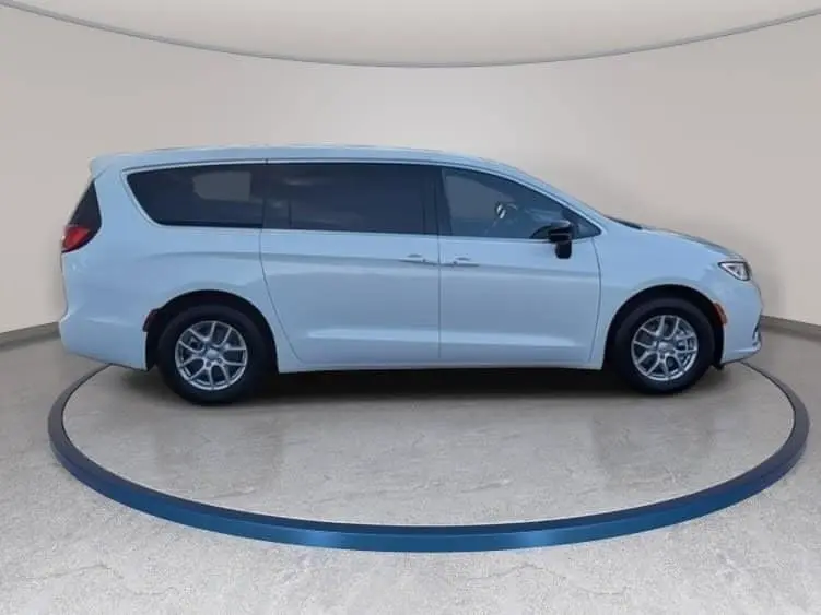 2026 Chrysler Pacifica Select photo 4