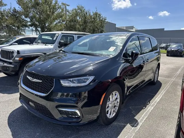 2026 Chrysler Pacifica Select photo 4