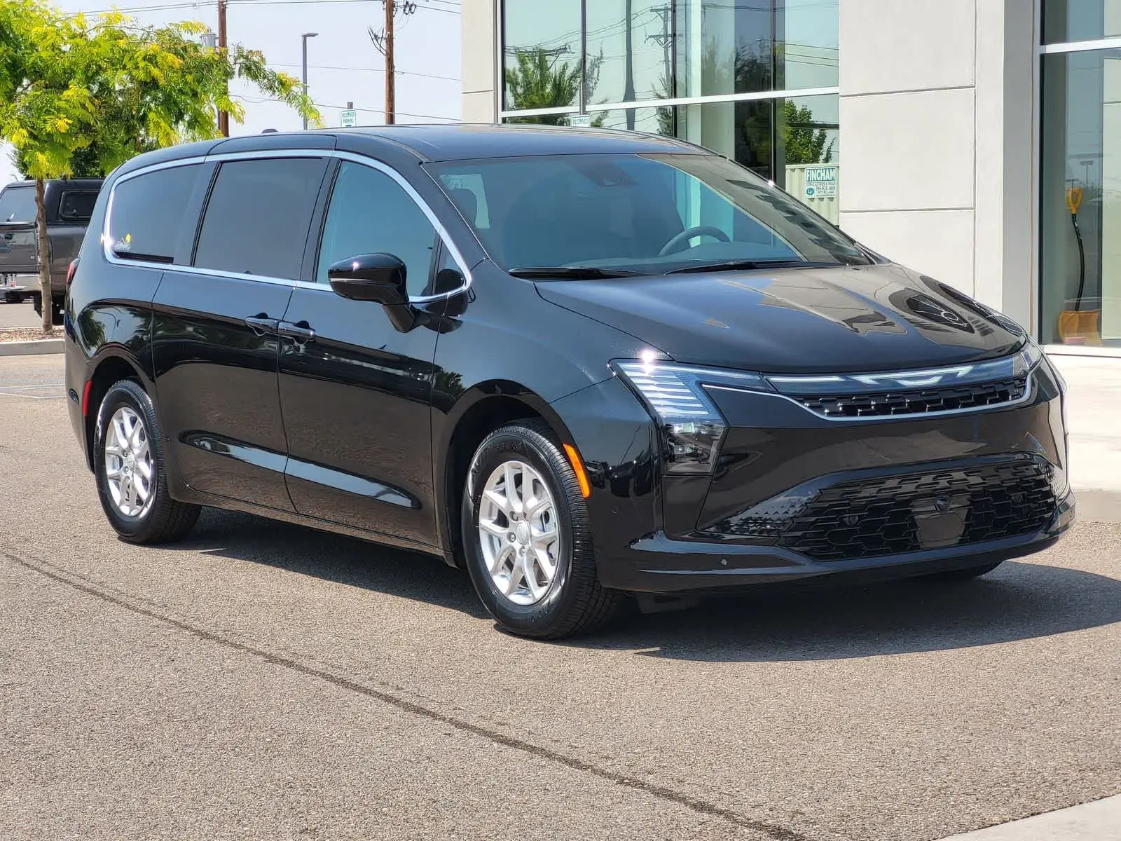 2027 Chrysler Pacifica Select photo 3