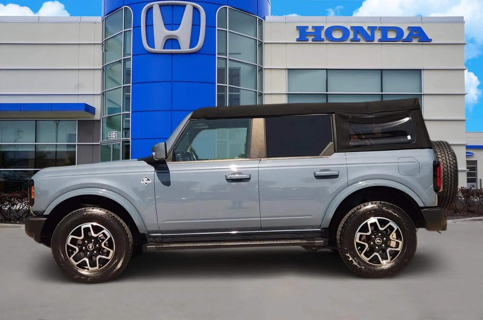 2023 Ford Bronco Outer Banks 4WD photo 3