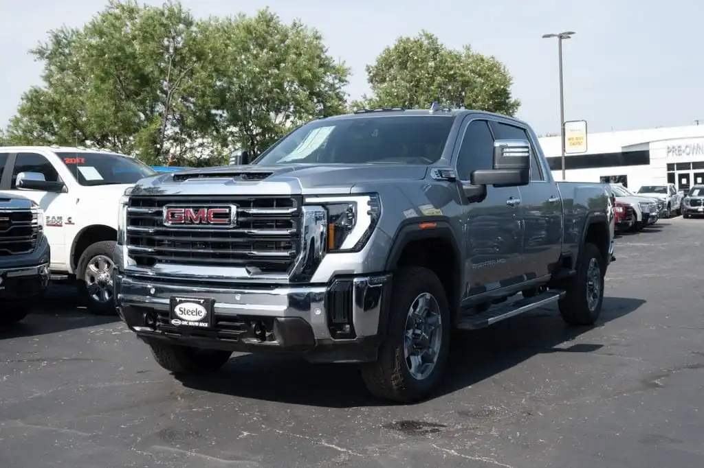 2026 GMC Sierra SLT 4WD Crew Cab Standard Box's photo