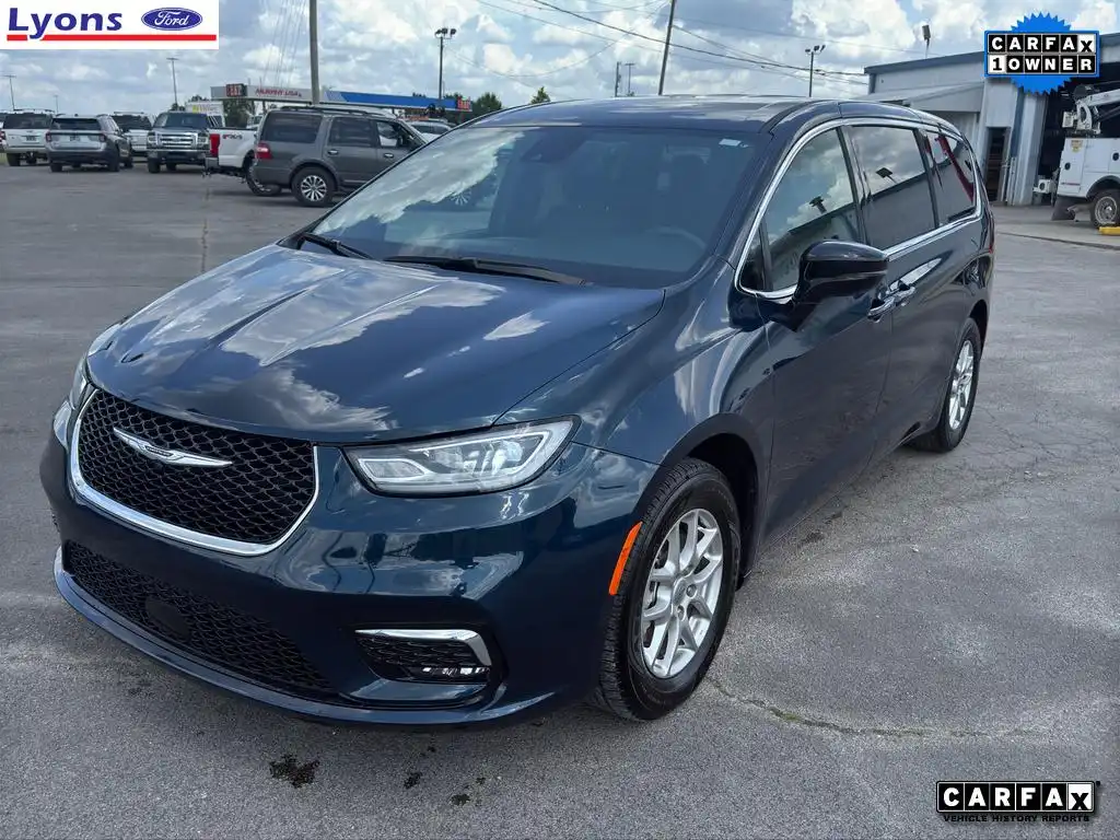 2025 Chrysler Pacifica Select's photo