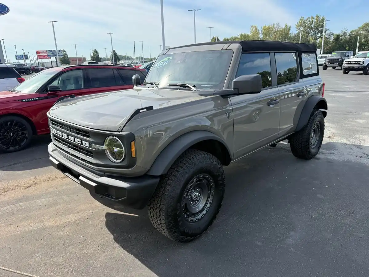 2025 Ford Bronco Base 4WD's photo