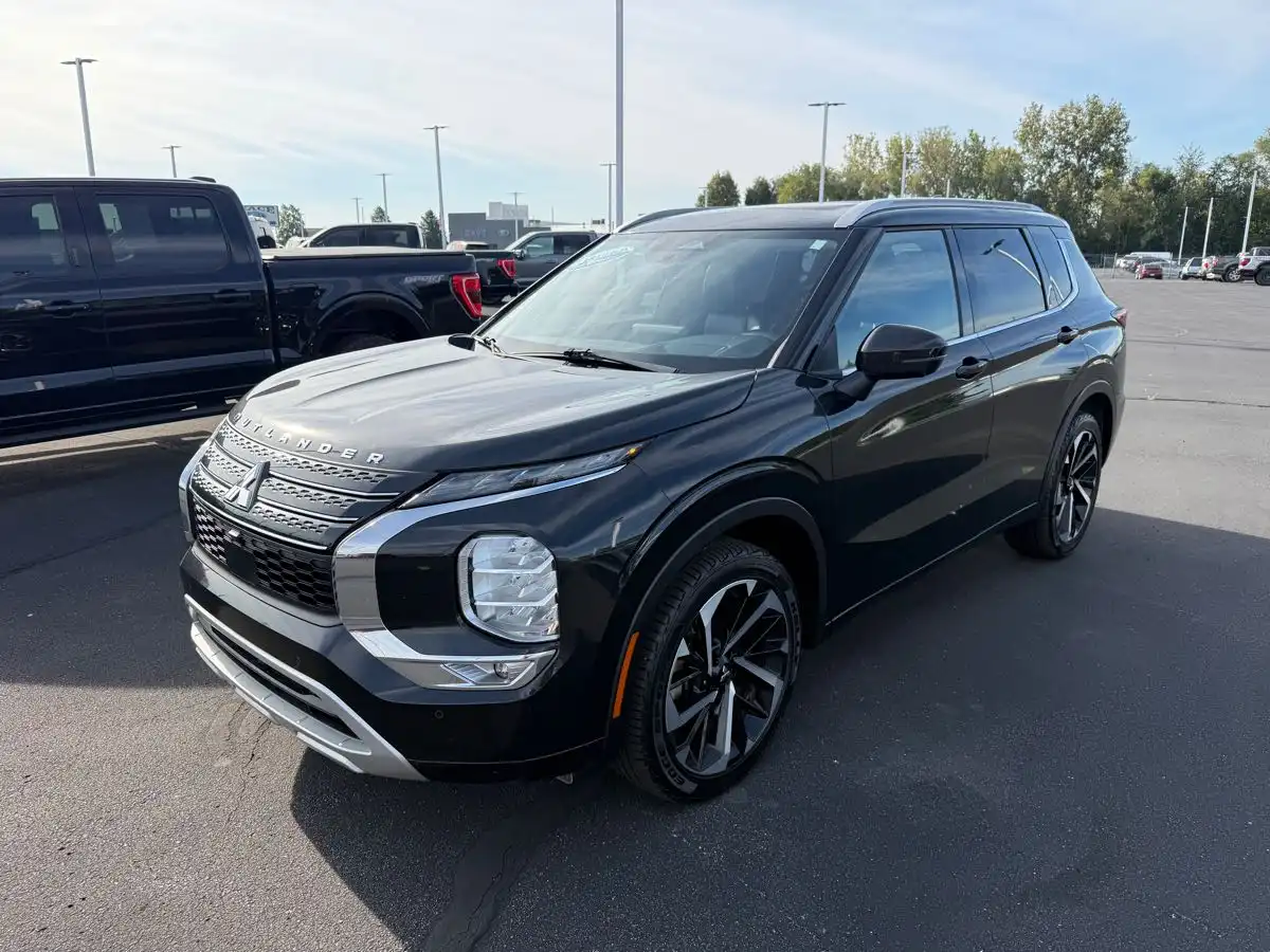 2024 Mitsubishi Outlander SEL S-AWC's photo