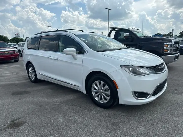 2017 Chrysler Pacifica Touring L photo 4