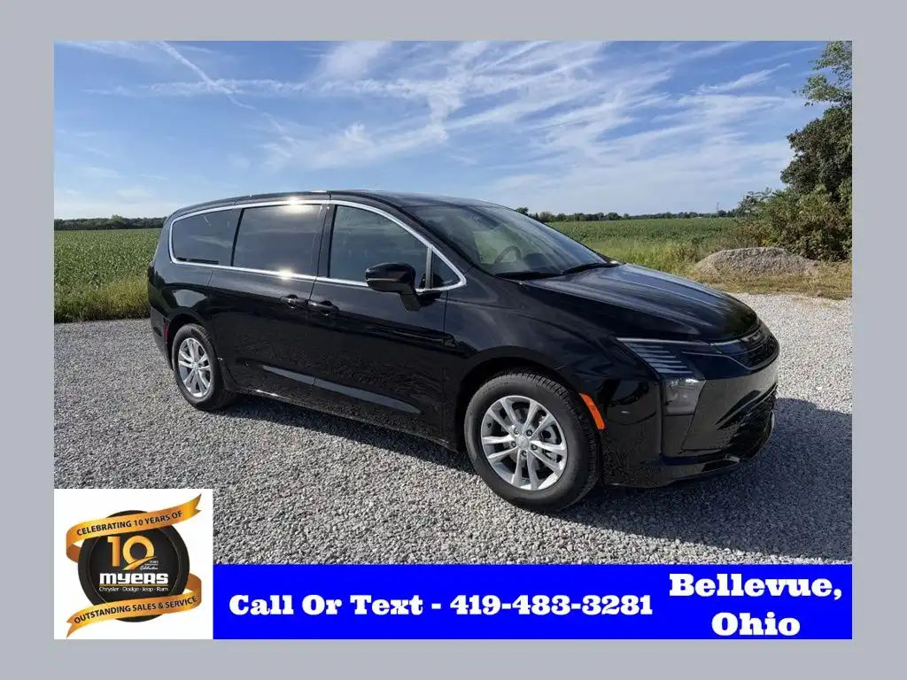 2027 Chrysler Pacifica Select's photo